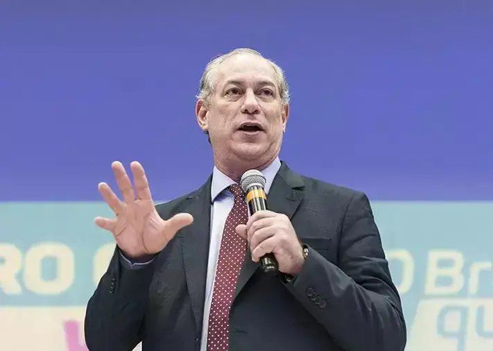 Ciro Gomes foi derrotado por Elmano de Freitas no governo do Ceará, marcando 20 anos sem eleição. A persistência na pol…