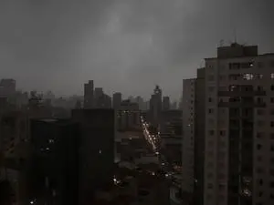 São Paulo tem alerta para chuva forte, granizo e ventos de até 100 km/h hoje. O tempo assim muda tudo na rotina, atrapa…