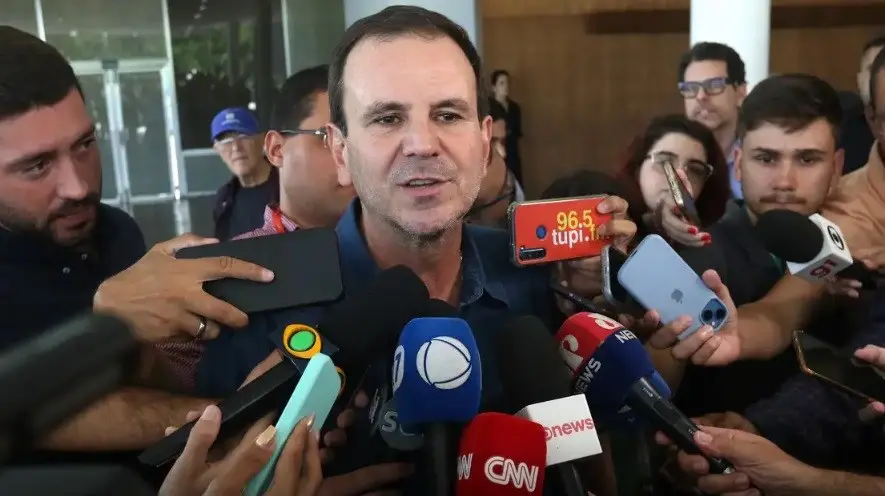 Garotinho retirou o recurso contra indeferimento de candidatura e Paes acusou manobra para fechar o segundo turno no Ri…