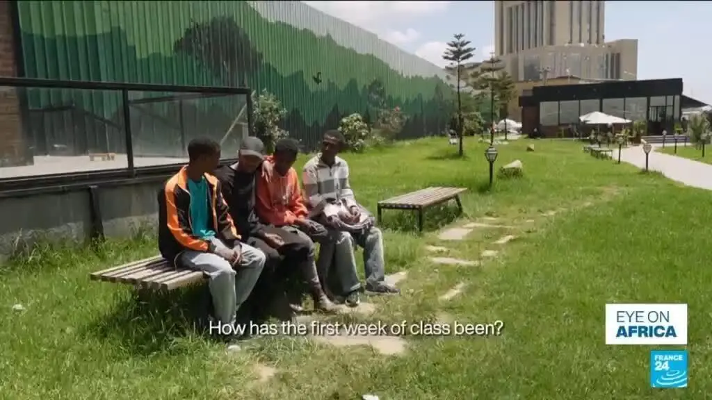 Cinco mil estudantes de Tigray, Etiópia, estão se mudando para começar o ano letivo longe de casa. Dizem que lá enfrent…
