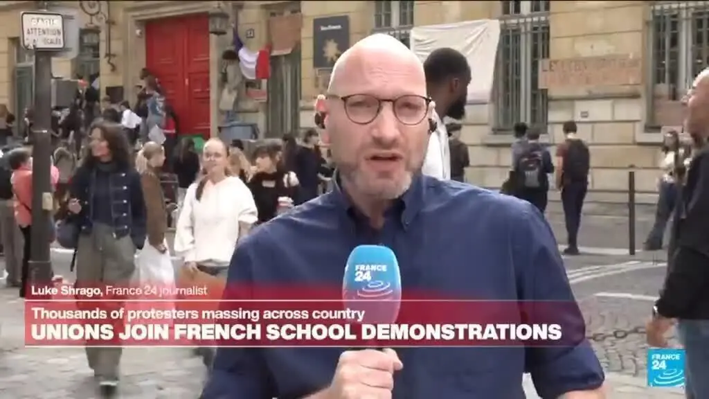 Milhares de manifestantes em toda a França, incluindo estudantes do ensino médio, estão protestando por melhores condiç…