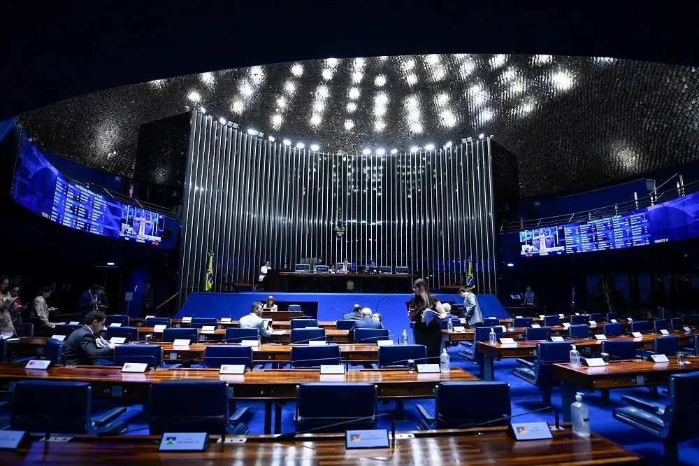 Senado debate PEC que propõe reduzir a jornada de 44 para 40 horas semanais, mantendo o salário. A ideia de dois dias d…
