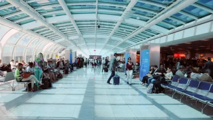 Nova regra da Anac, a Resolução 813/2026, obriga companhias aéreas a avisar passageiros sobre atrasos e cancelamentos l…