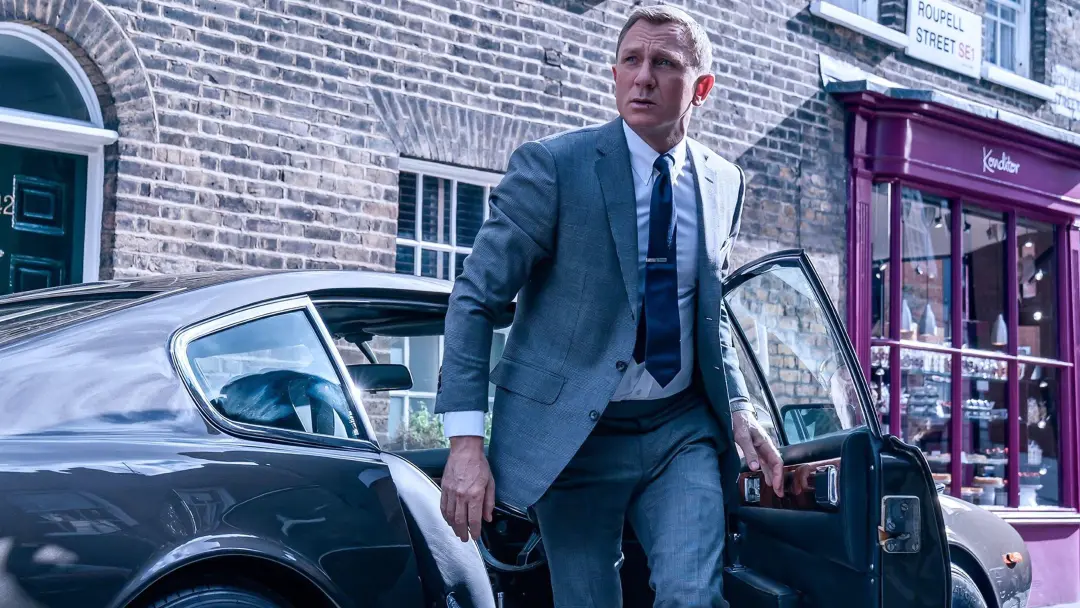 James Bond e o carro caro raramente terminam bem. Mesmo com instruções para não mexer em botões, a chance de o veículo …