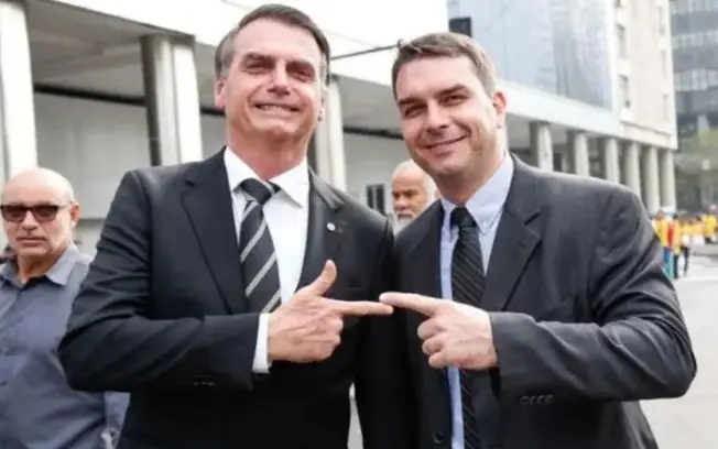 Flávio Bolsonaro pode usar competência presidencial para reduzir ou extinguir a pena de Jair Bolsonaro, condenado a 27 …