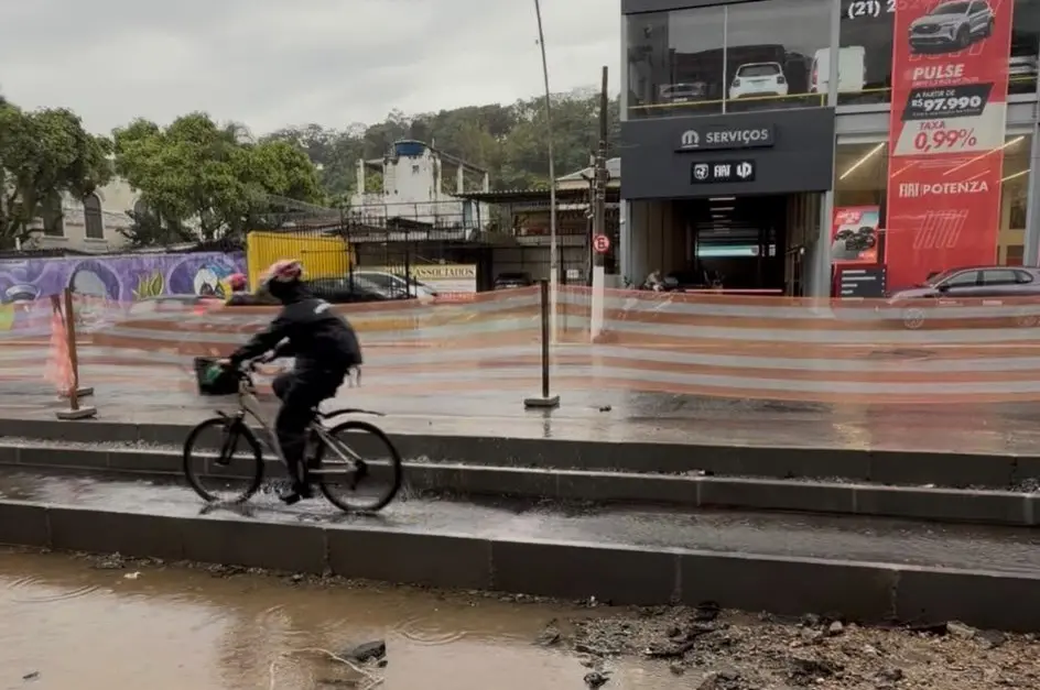 Ciclovia do Centro de Niterói apresenta irregularidades e pontos de alagamento na Avenida Amaral Peixoto. Essa interven…