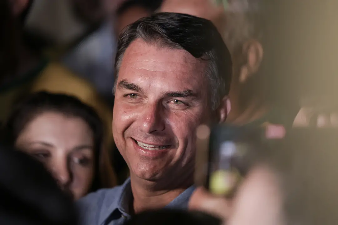 Flávio Bolsonaro terminou o primeiro turno com 47,03% dos votos válidos no Brasil, liderando Lula com 45,16%. O Congres…