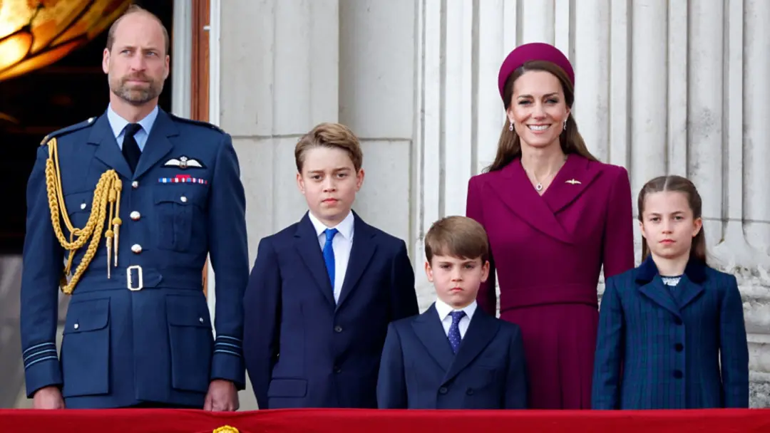 Príncipe George de 13 anos repetiu o hábito do pai em Eton, indo para a família no primeiro recesso, o exeat, entre 2 e…