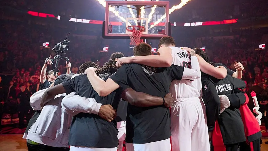 Braiden Bell, locutor dos Trail Blazers, está pedindo para voltar ao cargo após a equipe demitir ele por tweets antigos…