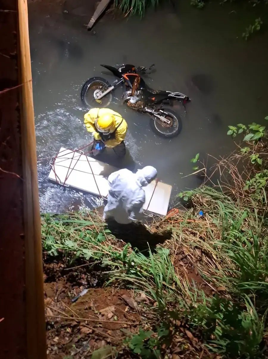 Corpo foi achado num córrego em Perolândia, GO, perto de uma moto. A operação dos bombeiros teve que lidar com um barra…