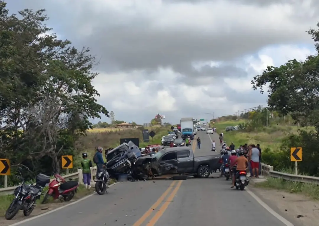 Quatro veículos e uma moto bloquearam a BR-235 em Itabaiana. Um ferido leve precisou de socorro do Samu e Bombeiros. A …