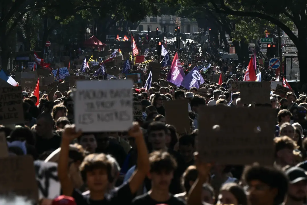 1,8 mil escolas fechadas na França por estudantes. Essa repetição de protestos mostra uma falha grande nas condições de…