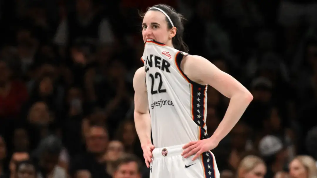 Caitlin Clark voltou para Iowa City após a eliminação do Fever contra Las Vegas Aces. Ela compareceu ao College GameDay…