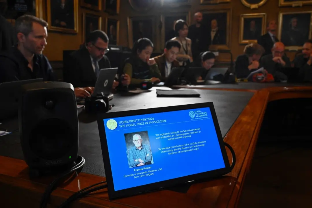 Francis Halzen ganhou o Nobel de Física de 2026 por liderar o observatório IceCube e descobrir neutrinos de alta energi…