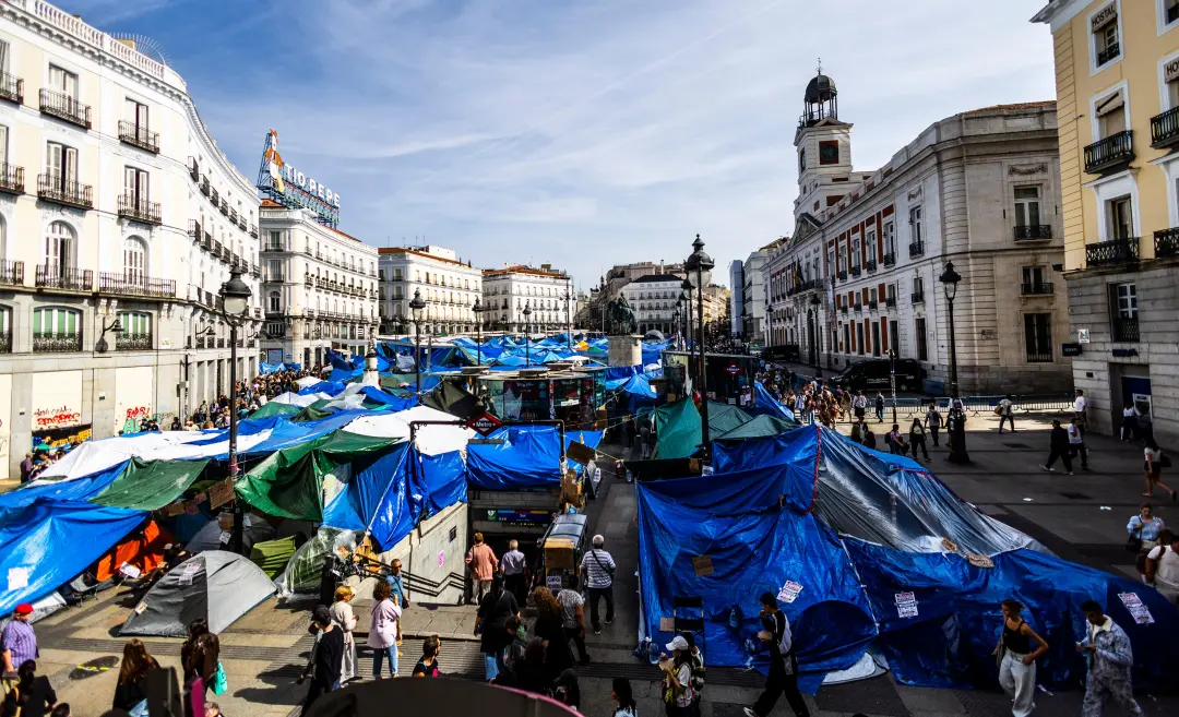 Puerta del Sol virou uma cidade com 30 coletivos e mais de 2 mil pessoas na manifestação. A expansão da acampada, que c…