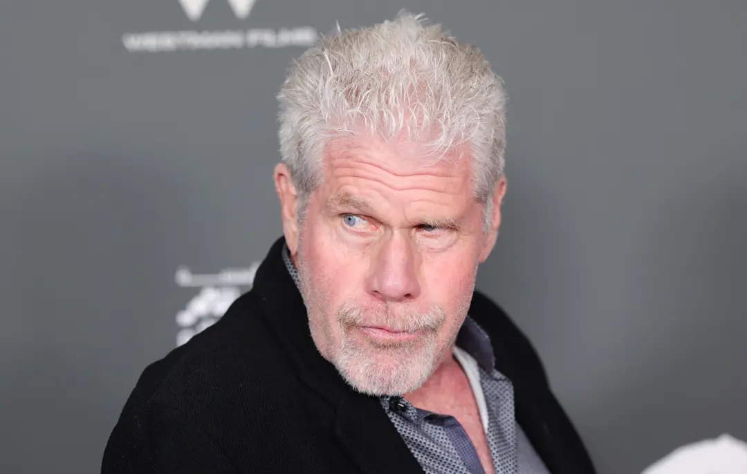 Ron Perlman teve que cuspir no rosto de Sean Connery 16 vezes durante a gravação de O Nome da Rosa. A cena exigia vária…