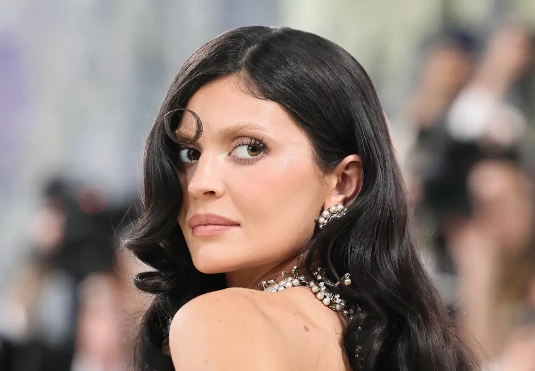 Kylie Jenner fará sua primeira série em Hulu, graças à irmã Kim Kardashian, na produção provisória Bachelorette Weekend…