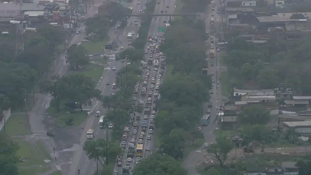 Carro capotou na Avenida Brasil, altura Vila Kennedy, causando congestionamento sentido Santa Cruz na manhã de terça. O…