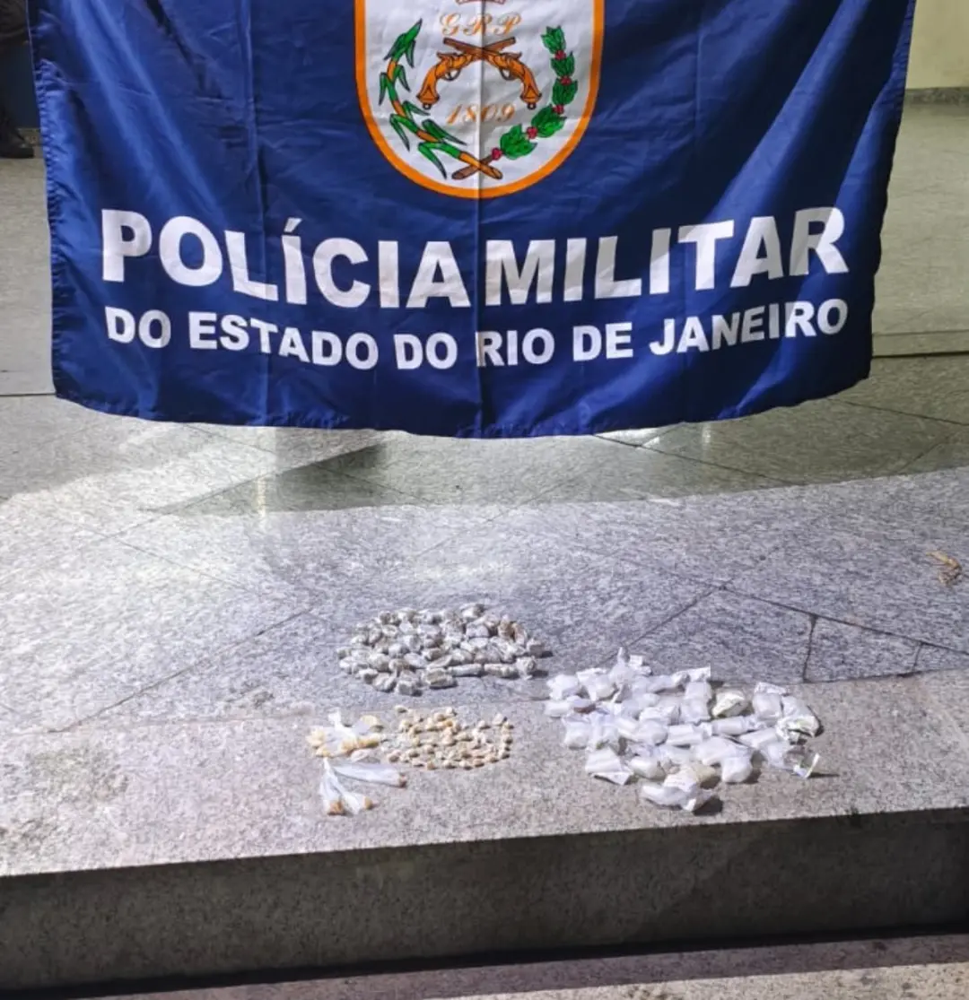 No bairro Vila Isabel, em Três Rios, quatro homens atiraram contra a PM e abandonaram mais de 170 trouxas de drogas. A …