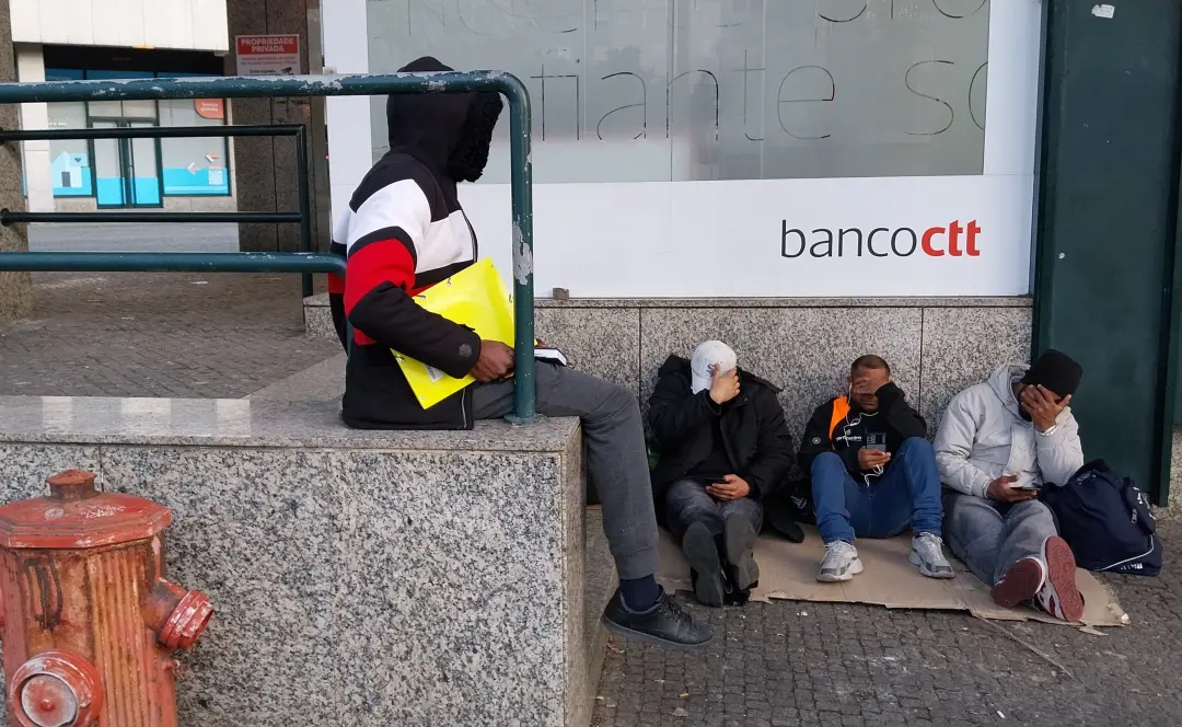 Servidores da imigração de Portugal e brasileiros engrossam coro por justiça. É importante essa união de vozes por algo…