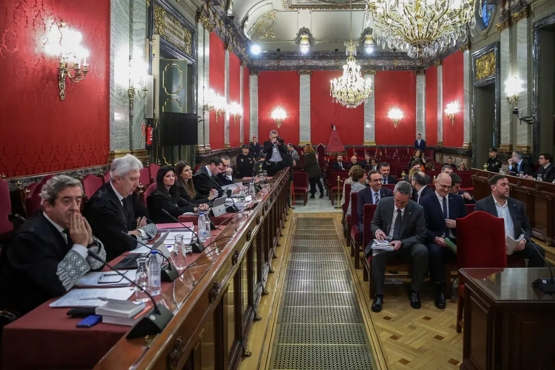 Carles Puigdemont e outros exdirigentes têm o pedido de anistia aprovado no Tribunal Constitucional, levantando a ordem…