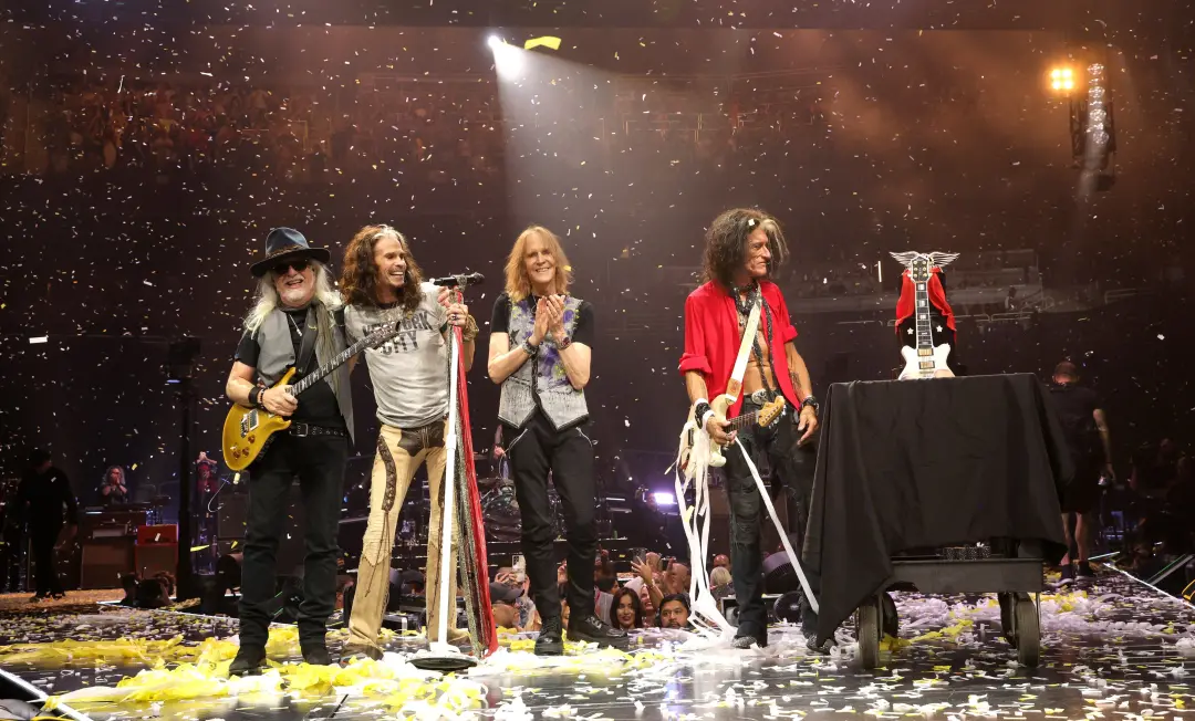 Steven Tyler sofreu lesão nas cordas vocais em 2023, o que forçou o cancelamento da turnê de despedida do Aerosmith em …