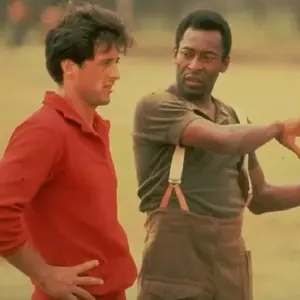 Stallone quebrou o dedo tentando defender um chute de Pelé em uma gravação. Isso mostra que mesmo nos bastidores de gra…