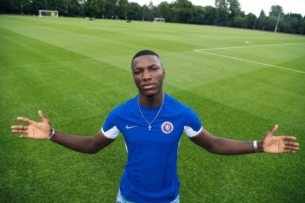 Moisés Caicedo levou multa de £1.444 e oito pontos na carteira por dirigir sem habilitação na Inglaterra. É um absurdo …