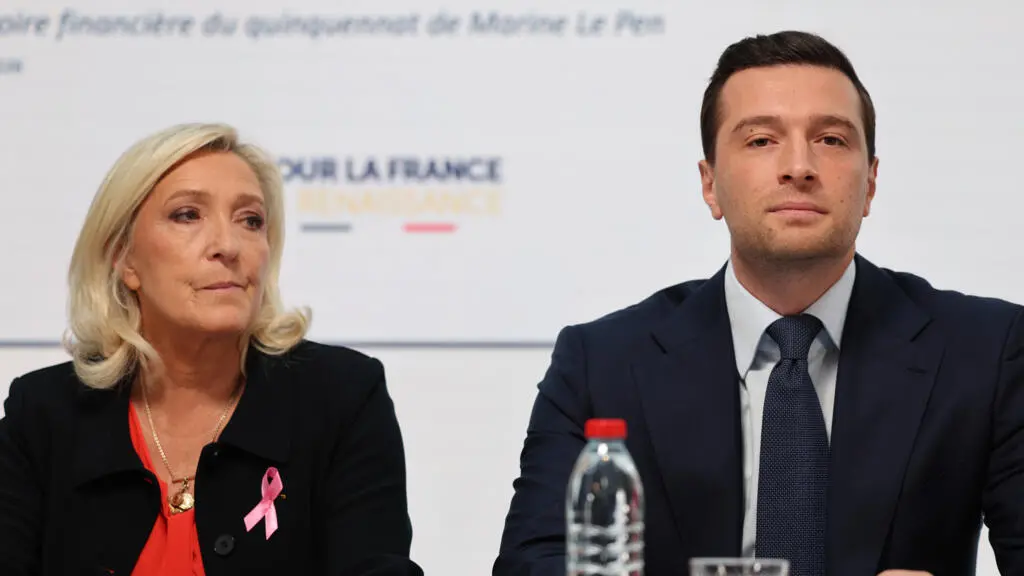 Marine Le Pen propõe cortar 140 bilhões de euros até 2032 se for eleita, alertando que a França iria falir se não mudas…