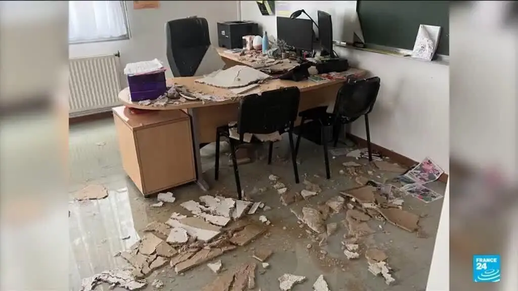 Escolas francesas com prédios em estado de abandono são o ponto de protesto dos estudantes. O calor extremo do verão mo…