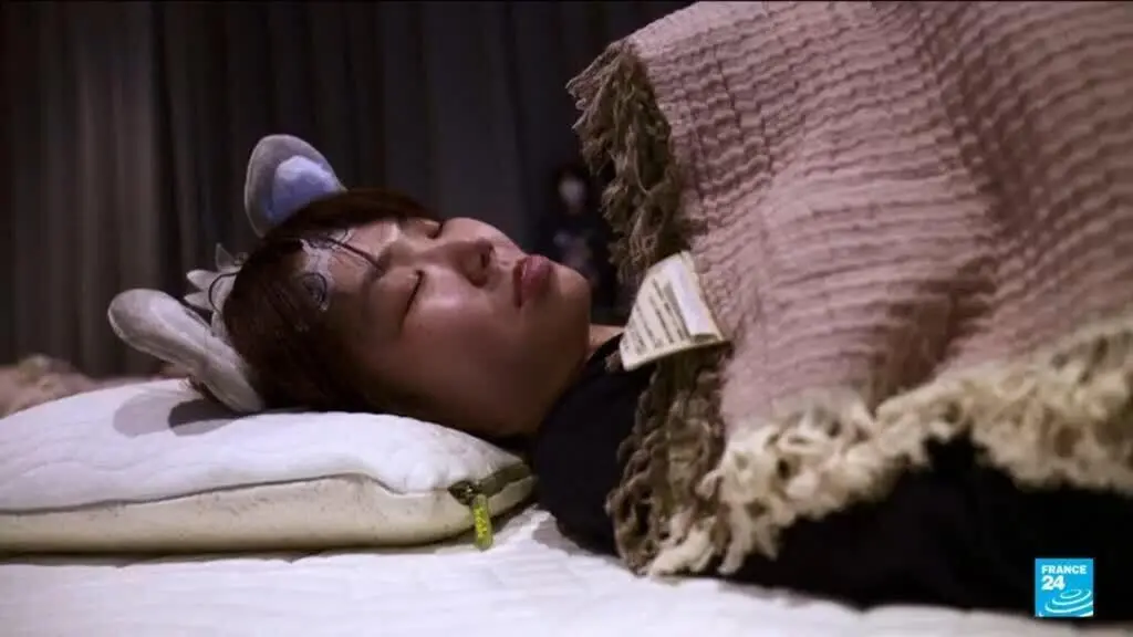 Tokyo sediou um concurso de sono competitivo, o Matt Race, onde participantes dormiram por até 90 minutos, competindo p…