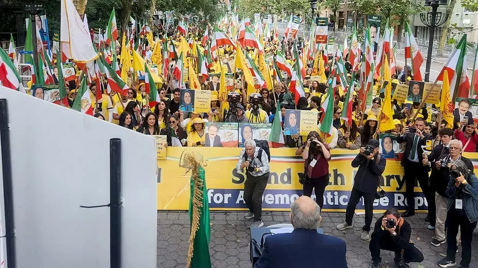 No Irã, um sistema chamado Alaj foi usado para incentivar cidadãos a reportar informações sobre iranianos no exterior, …