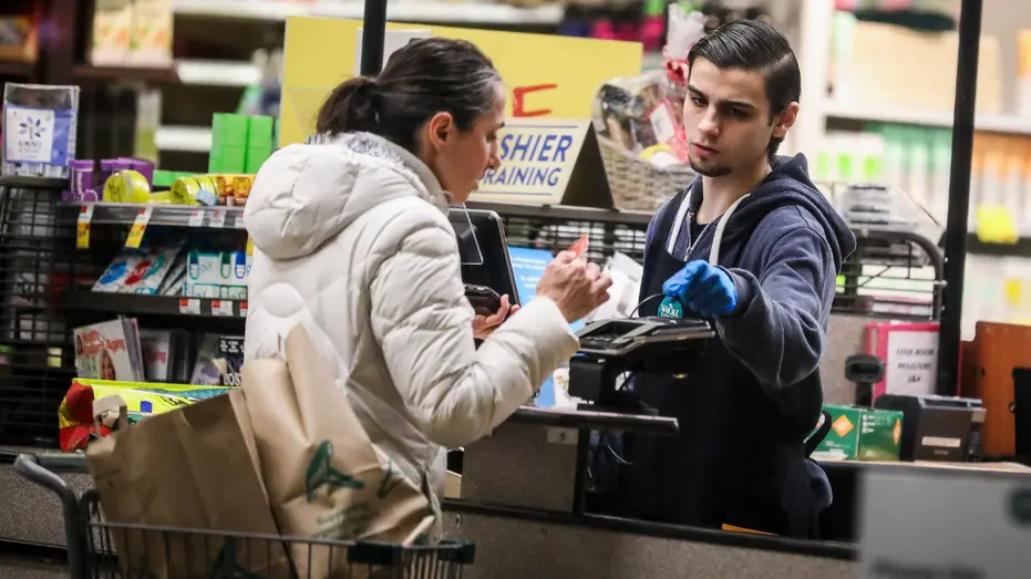 Washington, Califórnia e Connecticut vão aumentar o salário mínimo para acima de 17 reais em 2027. Esse aumento realça …