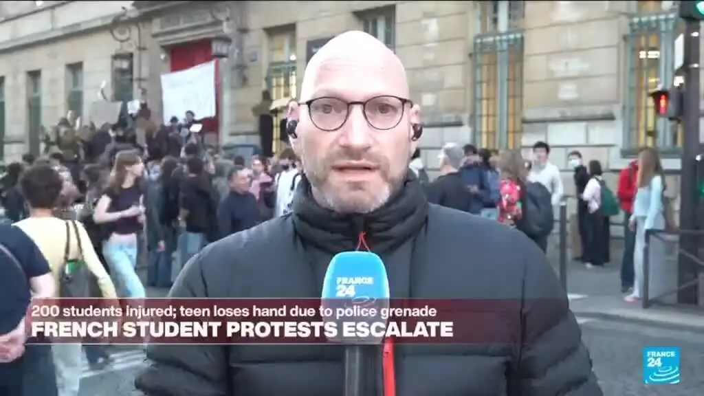 Estudantes do colégio Henri IV em Paris bloquearam a escola antes das manifestações de Terça Negra, que podem reunir at…
