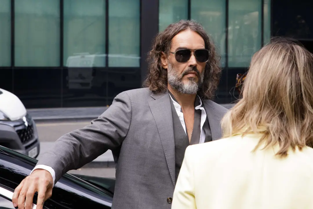 Russell Brand chegou ao tribunal de Londres para audiência pré-julgamento na manhã de hoje. Um processo de grande reper…