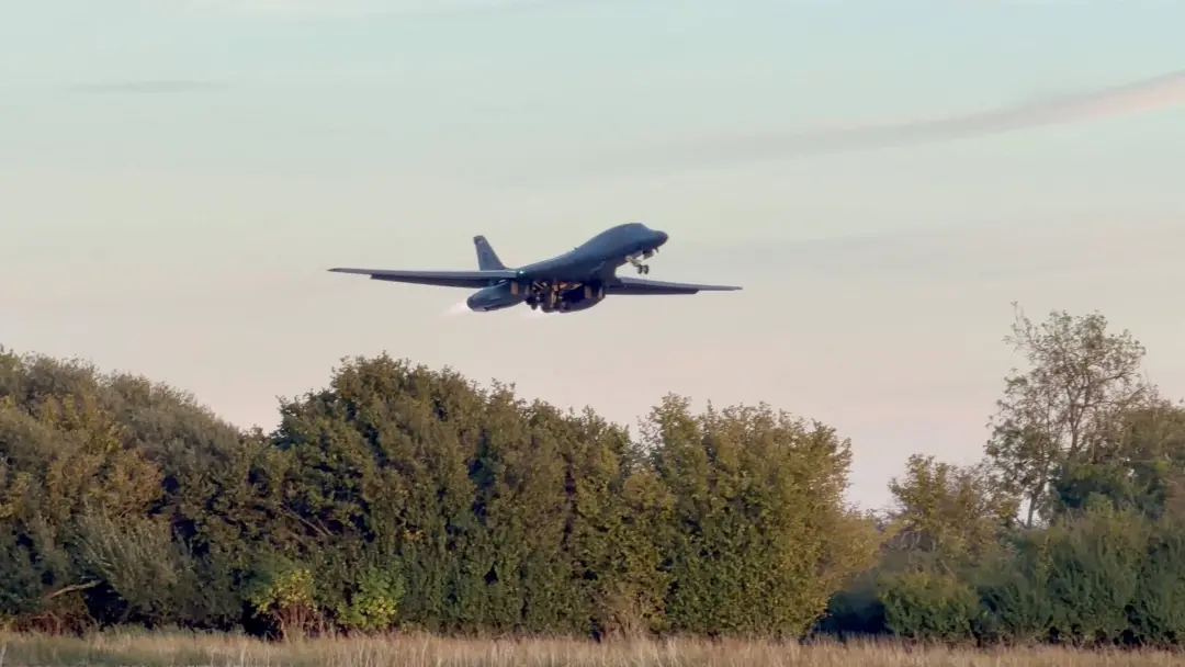 Os Estados Unidos retiraram 12 bombardeiros B-1 da base britânica de Fairford por conta de possível ataque de drones do…