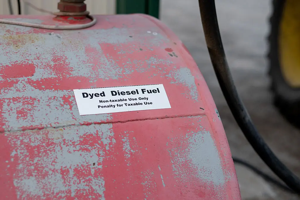 Trump autoriza o uso temporário de diesel vermelho isento de impostos em veículos rodoviários. A ideia é baixar os cust…