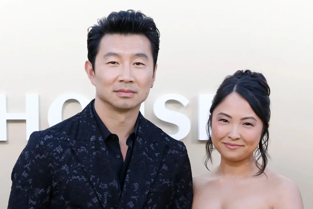 Simu Liu casou com a namorada de longa data em uma cerimônia na França. É bom ver casais construindo algo assim com cal…