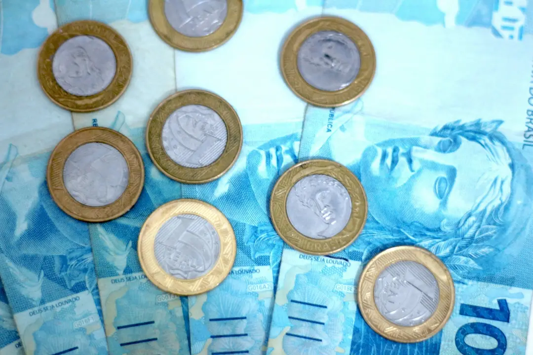 Ibovespa bateu recorde histórico acima dos 200 mil pontos, o dólar caiu para R$ 4,95 e juros futuros renovaram recorde …