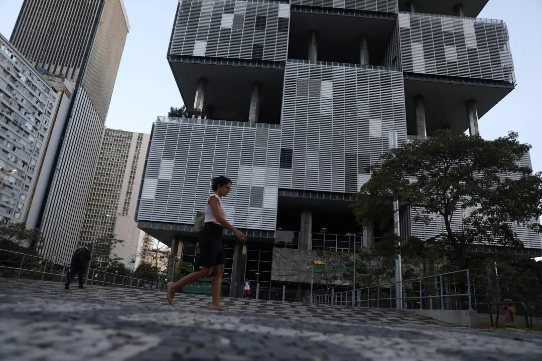 Petrobras subiu 8,19 por dia, chegando a 55,36 reais, depois do primeiro turno da eleição. O mercado ainda vê espaço pr…