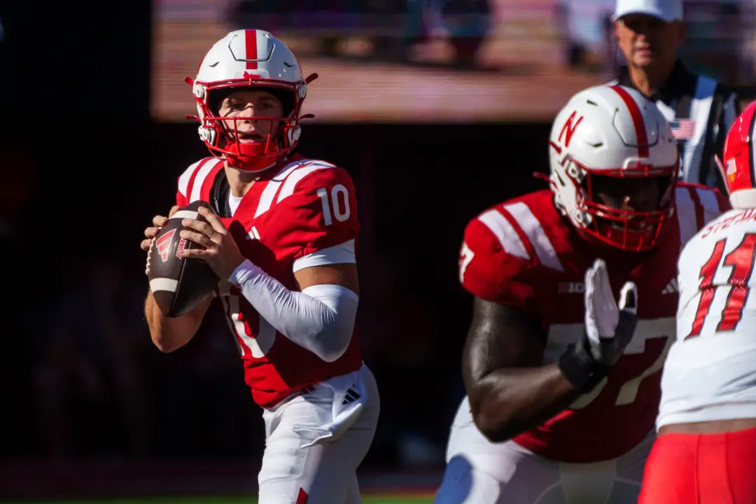 Nebraska vence Maryland por 48 a 23, ficando 5 a 0, o primeiro início de temporada sem perder desde 2016. O jogo teve m…