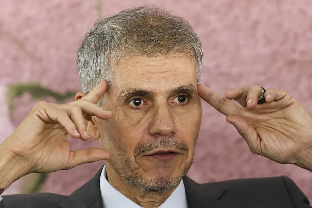 Vantagem de Flávio Bolsonaro em 2º lugar no primeiro turno gerou pressão por mudança na comunicação do Lula. Eu acho qu…