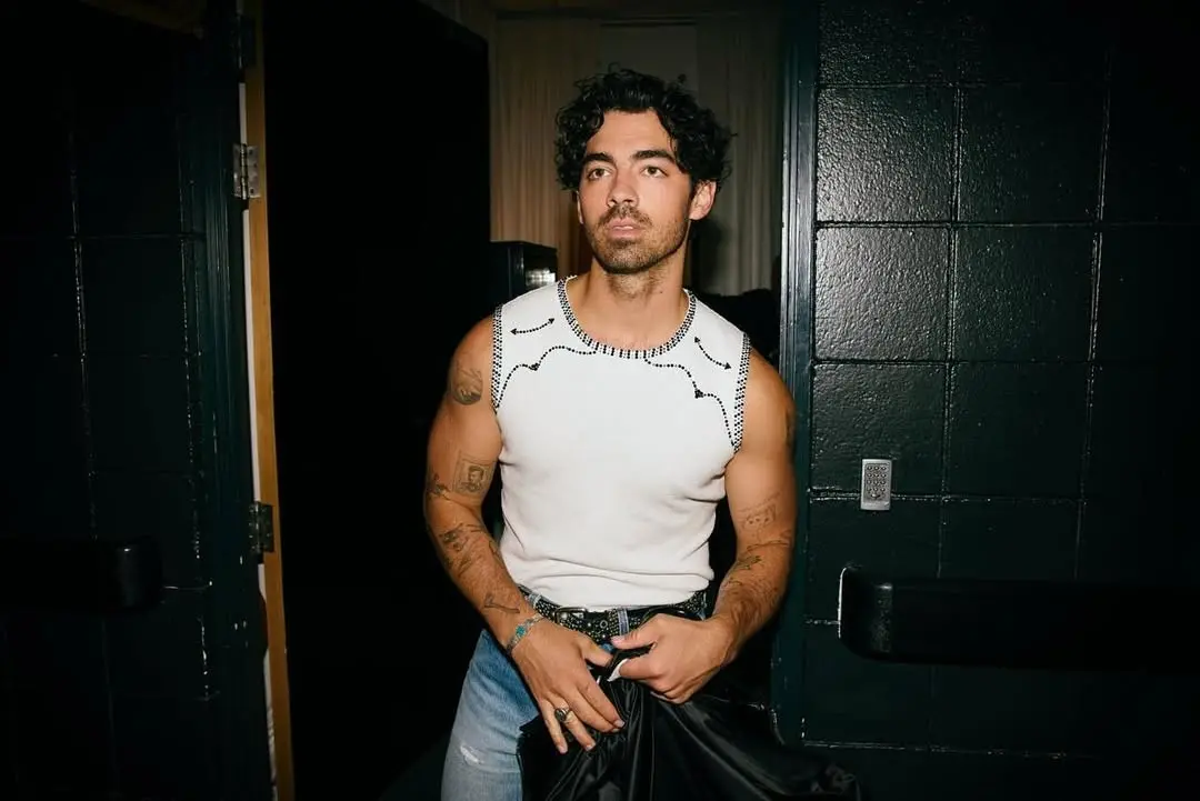 Joe Jonas disse que cuidados com a pele são fundamentais depois de ter espinhas durante a produção de um filme. A mudan…