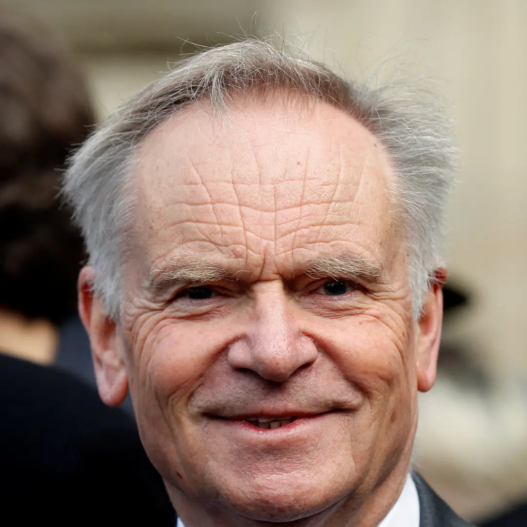 Jeffrey Archer tem London Falling e Dissection of a Murder como favoritos recentes. Ele também deixou War and Peace e A…
