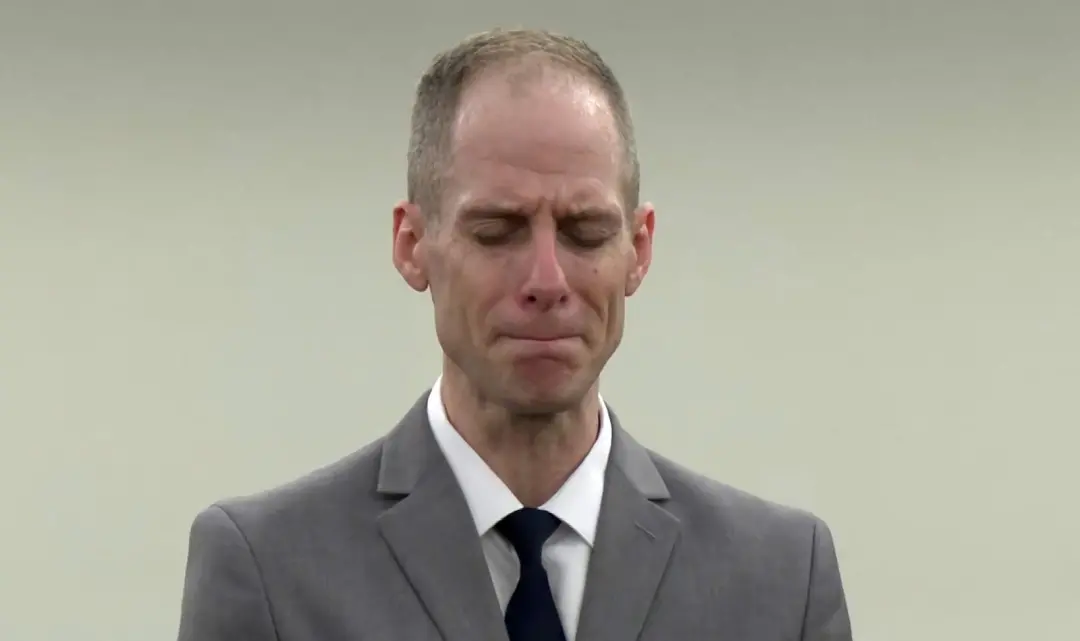 Caleb Flynn, ex-pastor e ex-American Idol, recebeu prisão perpétua sem condicional por assassinar esposa em Ohio. É dif…