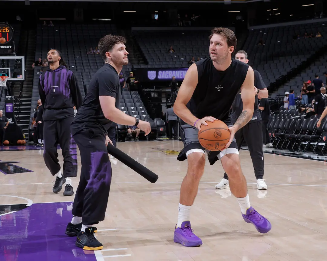 Lakers vão pro San Francisco pra segundo jogo contra os Warriors na terça, às 19h PT. A equipe mostrou 30 cestas de trê…