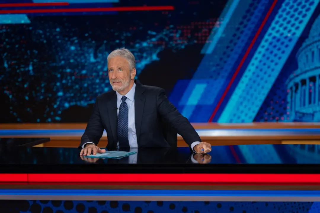 Jon Stewart apontou que, enquanto a IA pode curar doenças, ela está sendo usada agora para vigilância e aumentos de pre…