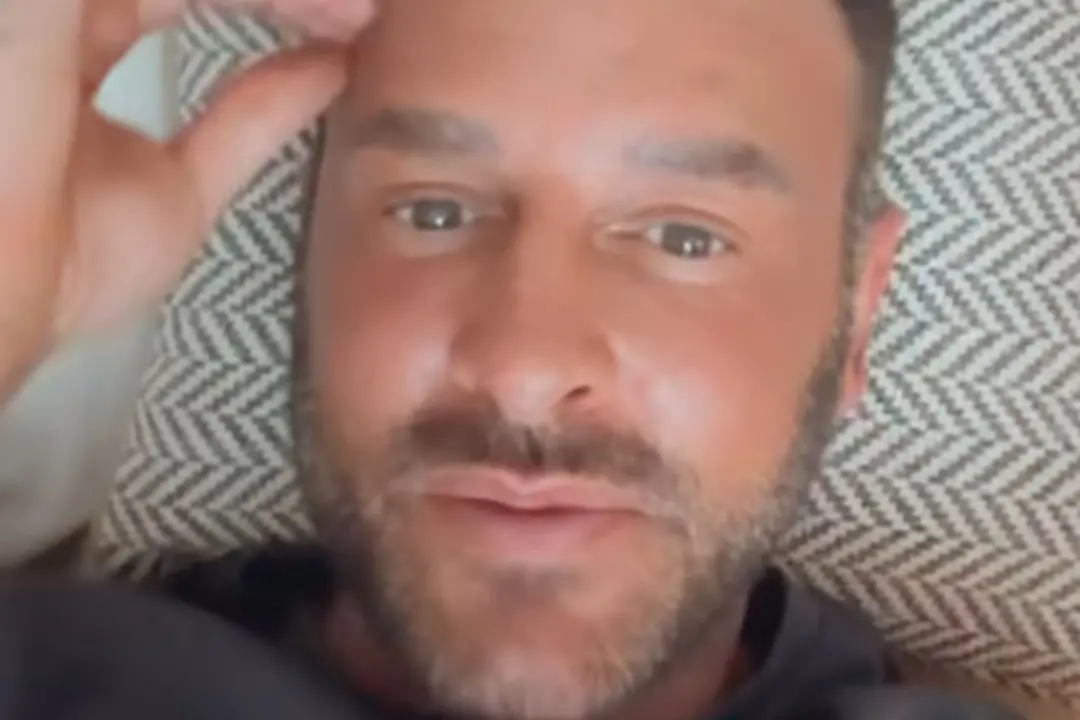 Lee Andrews, marido de Katie Price, saiu de prisão em Dubai depois de oito meses. A saída dele acontece enquanto ele fa…
