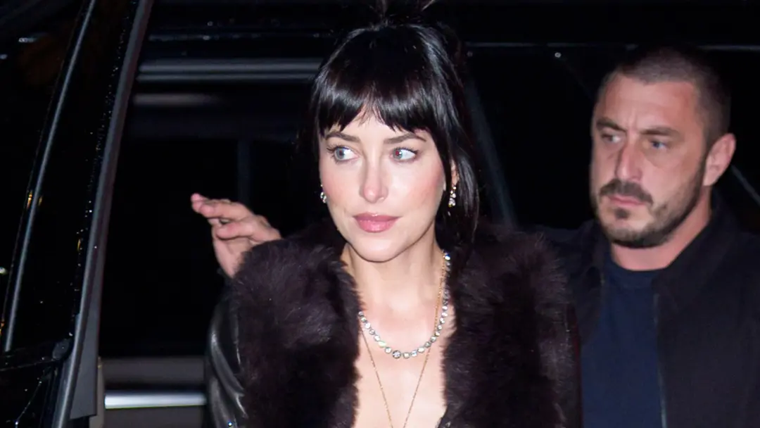 Dakota Johnson surgiu em Nova York com um vestido de renda transparente na festa de 37 anos dela. A exposição de partes…