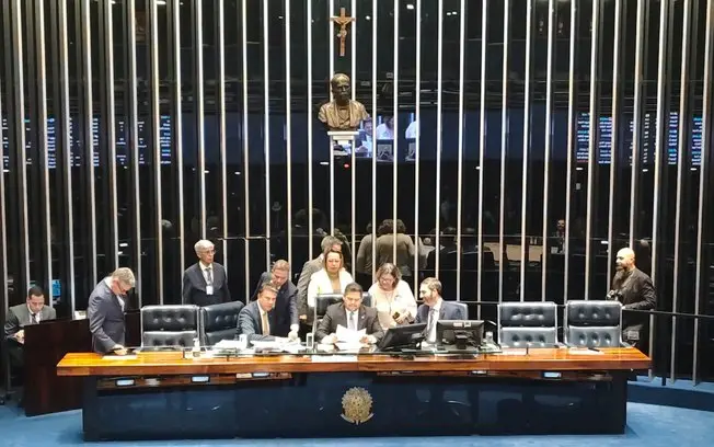 Senado começa a discutir a PEC 221/2019 para mudar a escala 6x1, propondo jornada de 40 horas em cinco dias. Mudança qu…